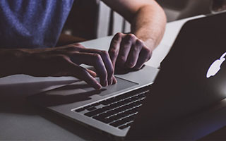 开云·体育官网APP下载-弗赖堡球队遭遇连败，危险区域积分严重不足，弗赖堡队主客场球衣